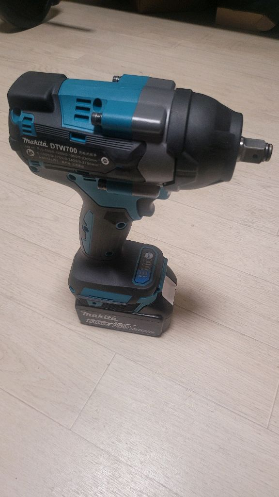 마끼다 임팩렌치 힘좋은 고토크 18V 팝니다 이미지