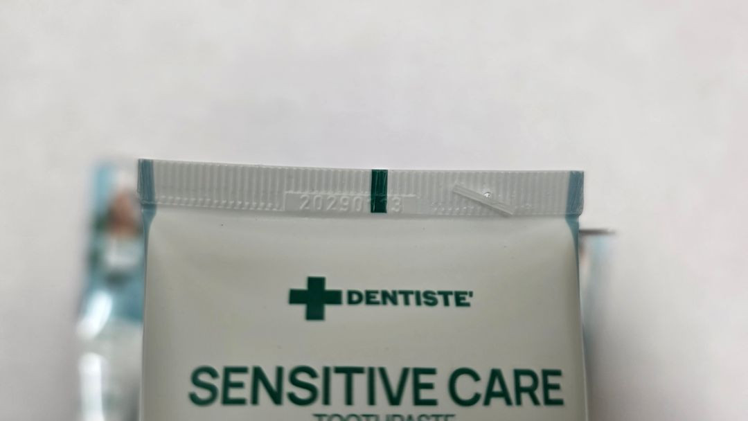 덴티스테 뉴센서티브 케어 치약 180g짜리 9개 택포 8만원에 팔게요 이미지