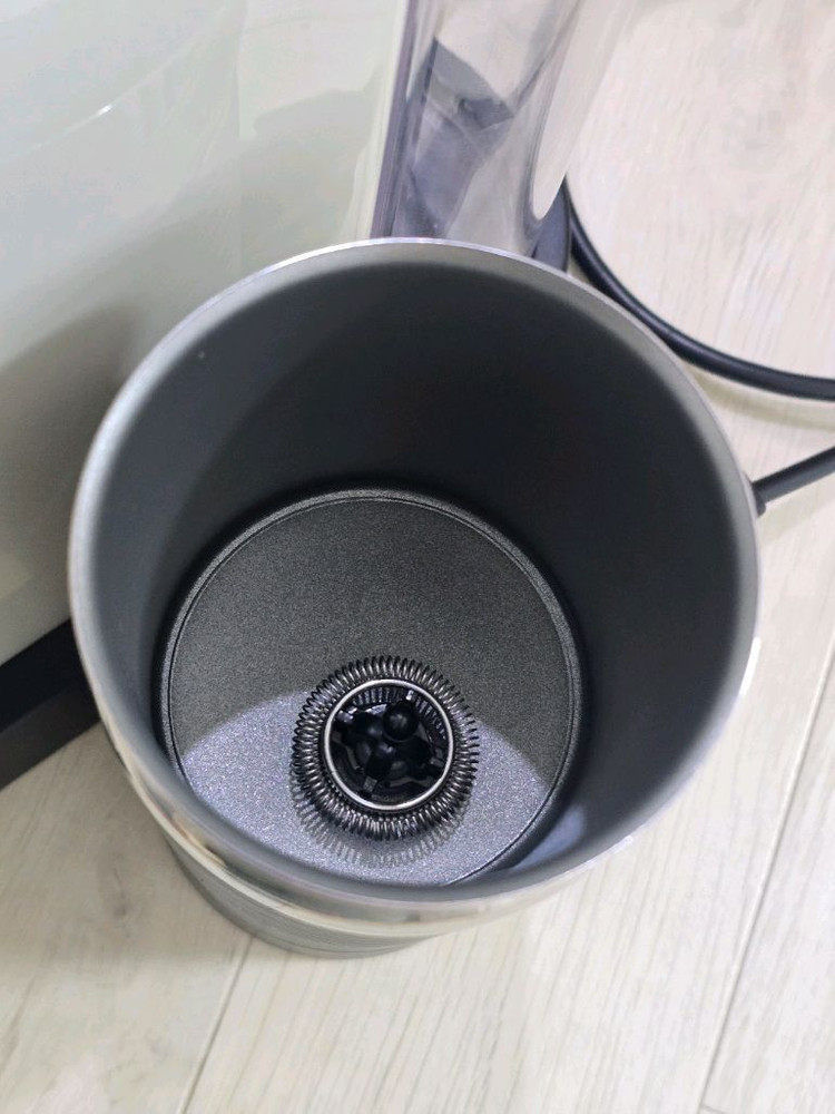 네스프레소 시티즈 앤 밀크 화이트 (에어로치노) 이미지