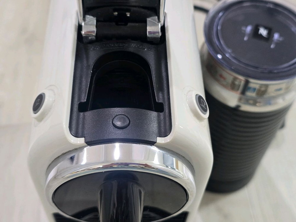 네스프레소 시티즈 앤 밀크 화이트 (에어로치노) 이미지