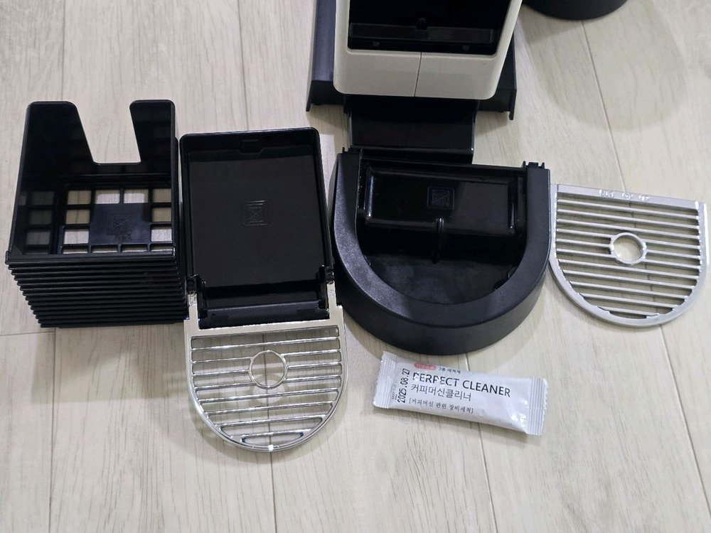 네스프레소 시티즈 앤 밀크 화이트 (에어로치노) 이미지