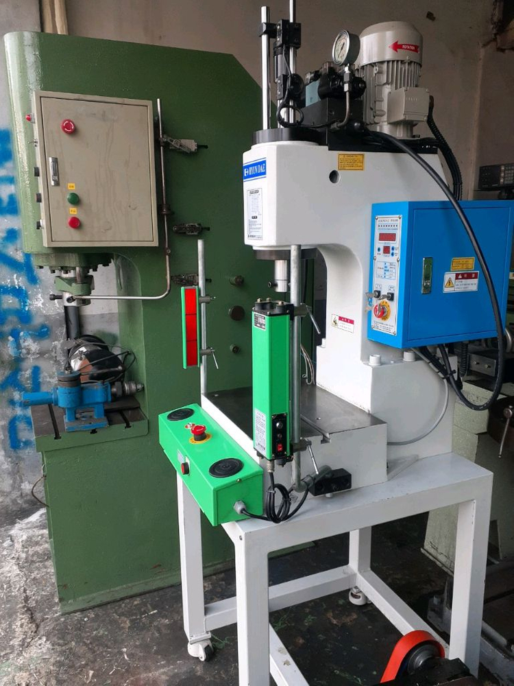 유압프레스 현대기전 5톤 오픈공간높음 실사용적음 이미지