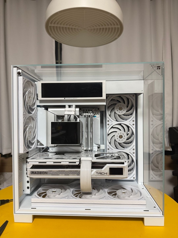 9800X3D 9070XT 화이트 하이엔드 본체 컴퓨터 이미지