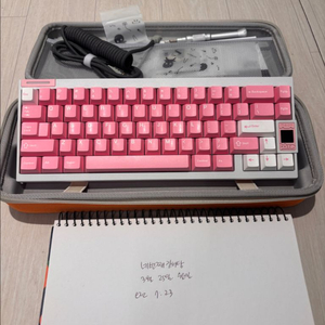 qk65 v2 화이트+핑크 조합 이미지