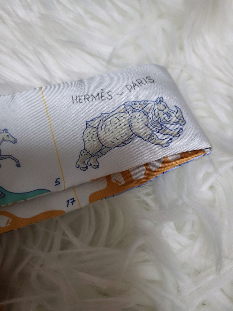 에르메스 트윌리 스카프 퍼레이드 트윌리 그리 빼를르/베르/죤 이미지