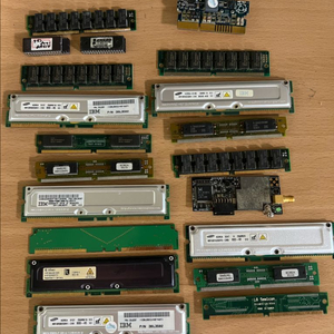 아주 오래된 골동품 컴퓨터 메모리 ram 램 컴퓨터 부품 용품 이미지