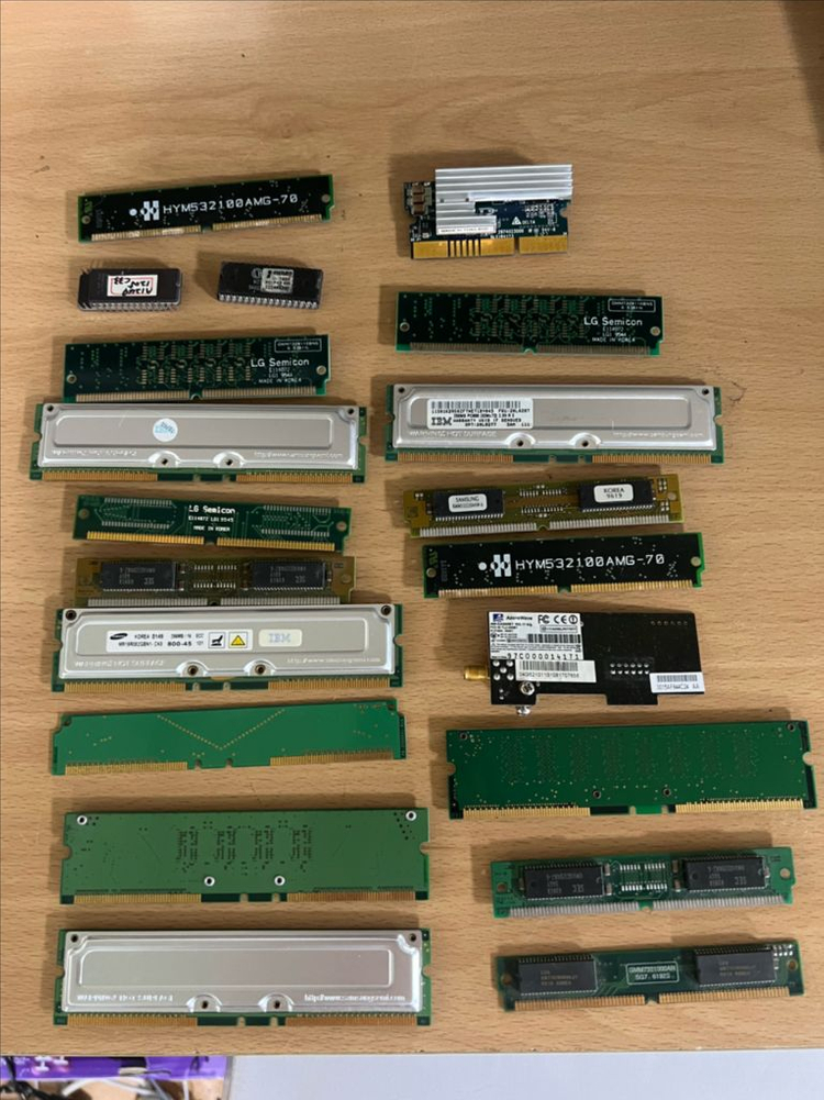 아주 오래된 골동품 컴퓨터 메모리 ram 램 컴퓨터 부품 용품 이미지