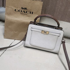 코치 탑핸들 크로스백 이미지