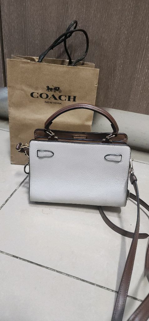 코치 탑핸들 크로스백 이미지