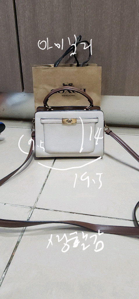 코치 탑핸들 크로스백 이미지