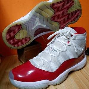 나이키 조던11레트로 바시티 레드(US9표기270추천사이즈265) 이미지