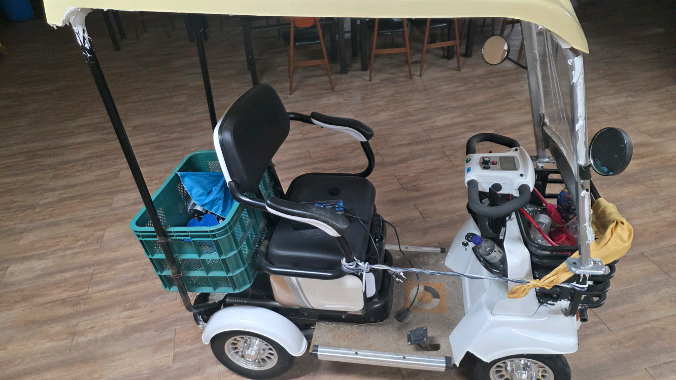 4륜 전동차 어르신 이미지