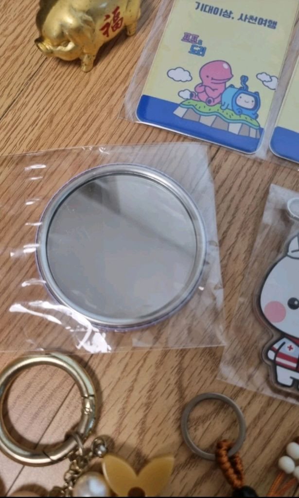 키링, 뱃지, 손거울, 카드홀더, 마그네틱 기념품 모음 이미지