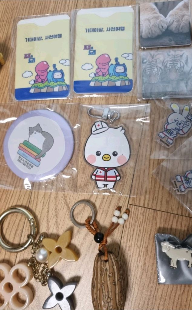 키링, 뱃지, 손거울, 카드홀더, 마그네틱 기념품 모음 이미지