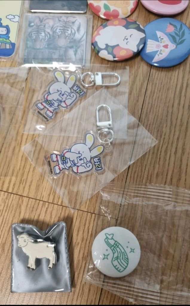 키링, 뱃지, 손거울, 카드홀더, 마그네틱 기념품 모음 이미지