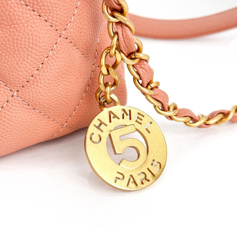 샤넬 여성 샤이니 크럼플드 호보백 캐비어 포켓 체인 크로스 숄더백 핑크 이미지