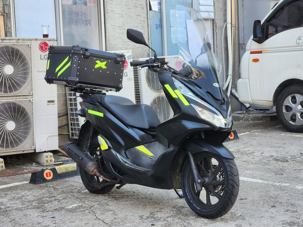 18년식/pcx125cc/3만/배달세팅/깨진곳없고저키로수에최상급매물팝니다 이미지