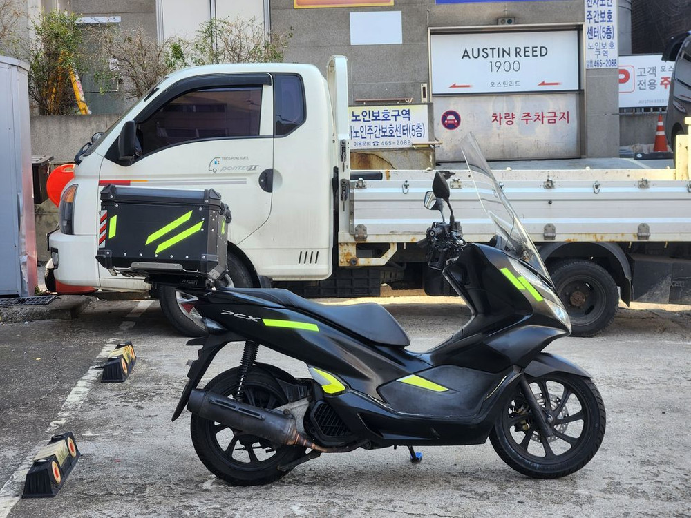 18년식/pcx125cc/3만/배달세팅/깨진곳없고저키로수에최상급매물팝니다 이미지