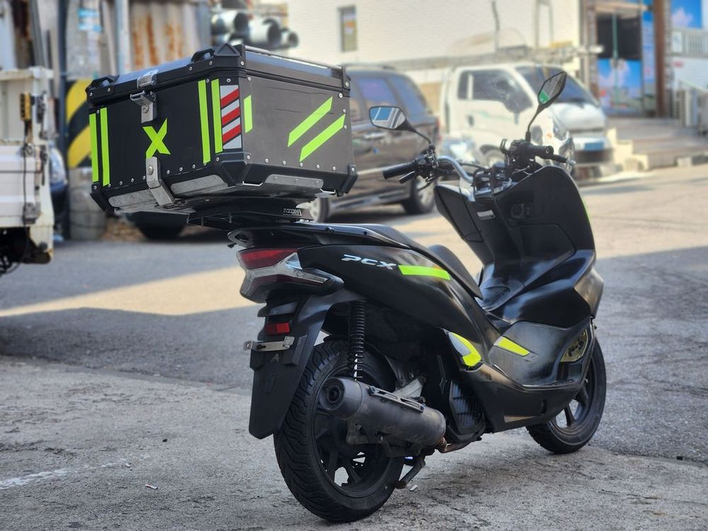 18년식/pcx125cc/3만/배달세팅/깨진곳없고저키로수에최상급매물팝니다 이미지