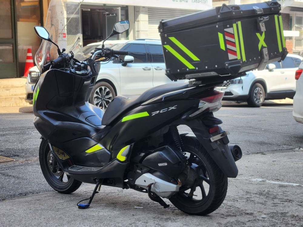 18년식/pcx125cc/3만/배달세팅/깨진곳없고저키로수에최상급매물팝니다 이미지