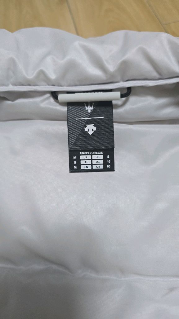 데상트 마세라티 콜라보 95패딩 조끼 이미지