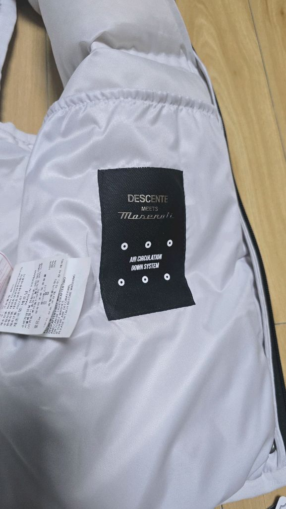 데상트 마세라티 콜라보 95패딩 조끼 이미지