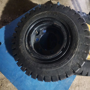 지게차 타이어 휠 포함 8.25-15 7.00-12 금호타이어 825 15인치 700 12인치 이미지