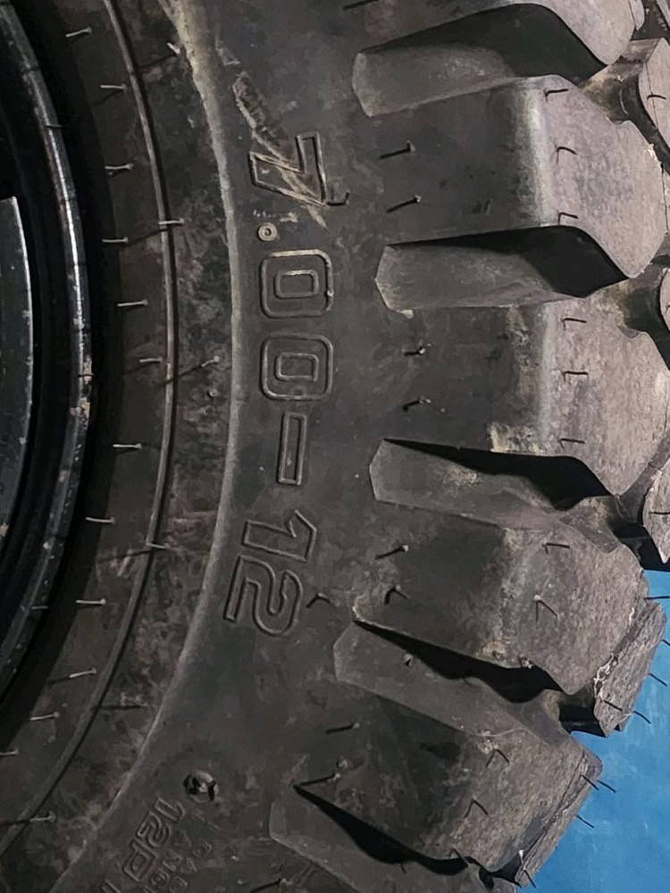 지게차 타이어 휠 포함 8.25-15 7.00-12 금호타이어 825 15인치 700 12인치 이미지