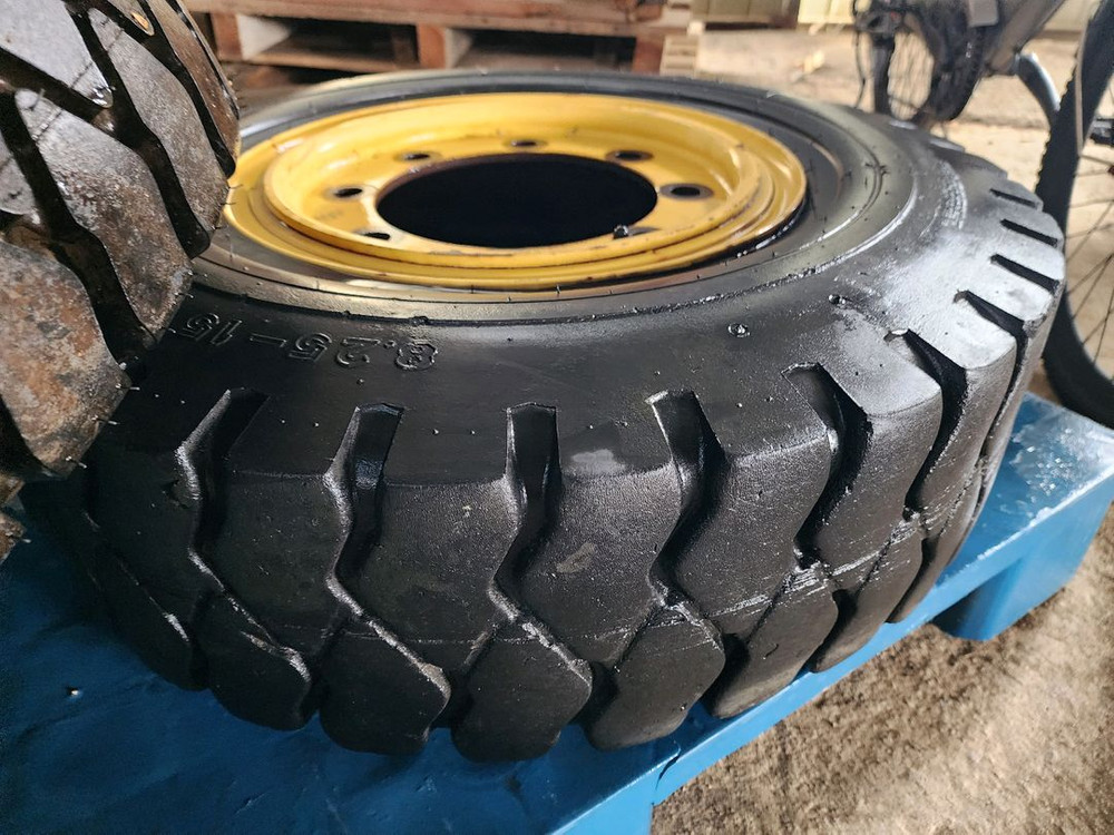 지게차 타이어 휠 포함 8.25-15 7.00-12 금호타이어 825 15인치 700 12인치 이미지