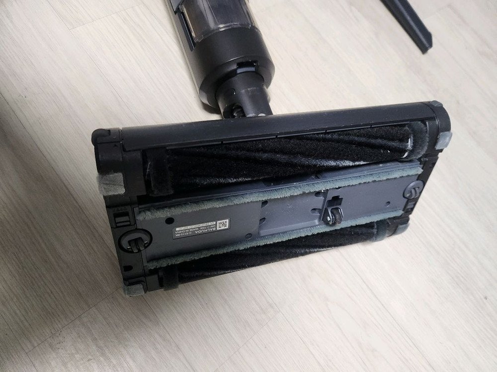 발뮤다 더 클리너 검정 무선청소기 이미지