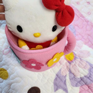 고전키티 머그컵 속 헬로키티 00년 출시품 꽃키티 인형 이미지
