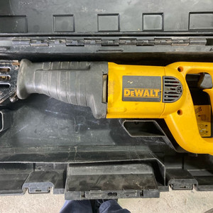 디월트 DW304PK 4방향 전기 컷소 이미지