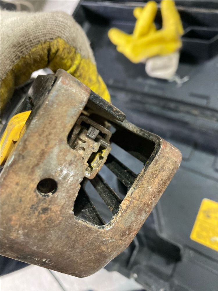 디월트 DW304PK 4방향 전기 컷소 이미지