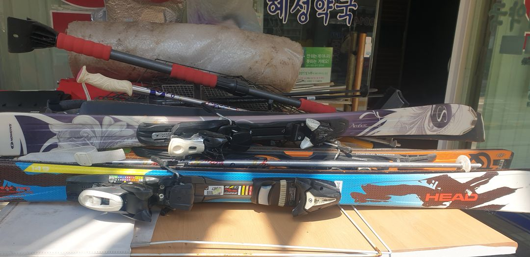 스키장비, 김치냉장고, 휠체어2개, 하이팩 의자, 큰 테이블 합판 등등 이미지
