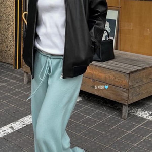 식스앤어하프 레더 봄버 이미지