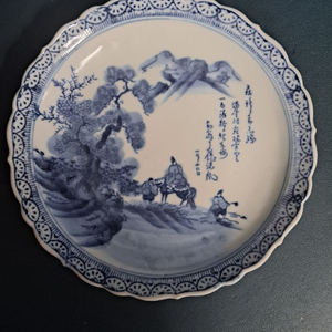 청화 백자 인물도 산수화 접시. 화형 반. 이미지
