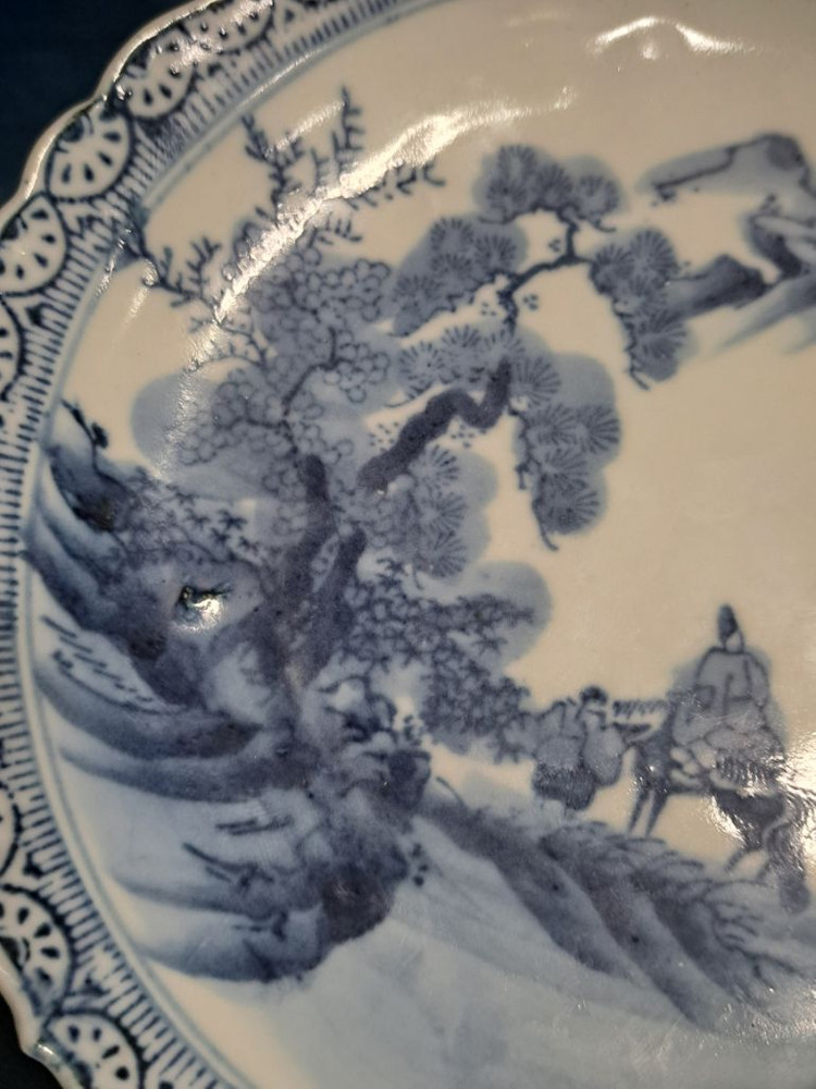 청화 백자 인물도 산수화 접시. 화형 반. 이미지