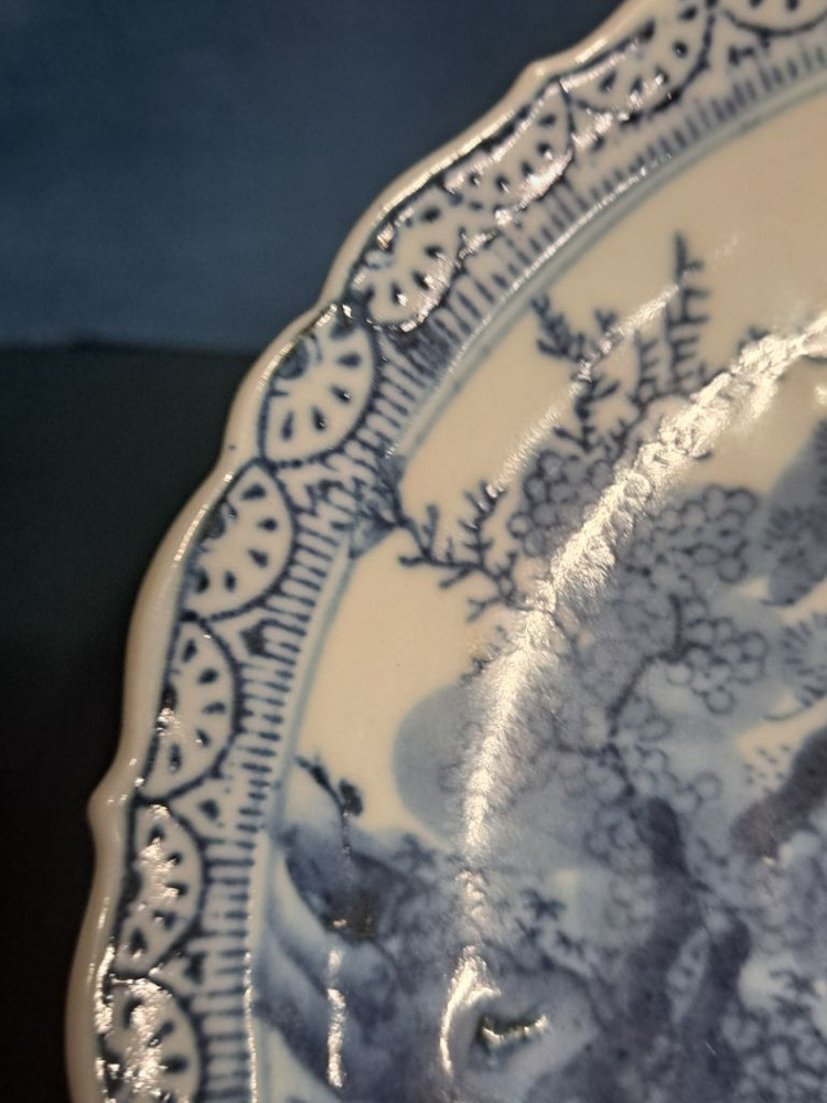 청화 백자 인물도 산수화 접시. 화형 반. 이미지