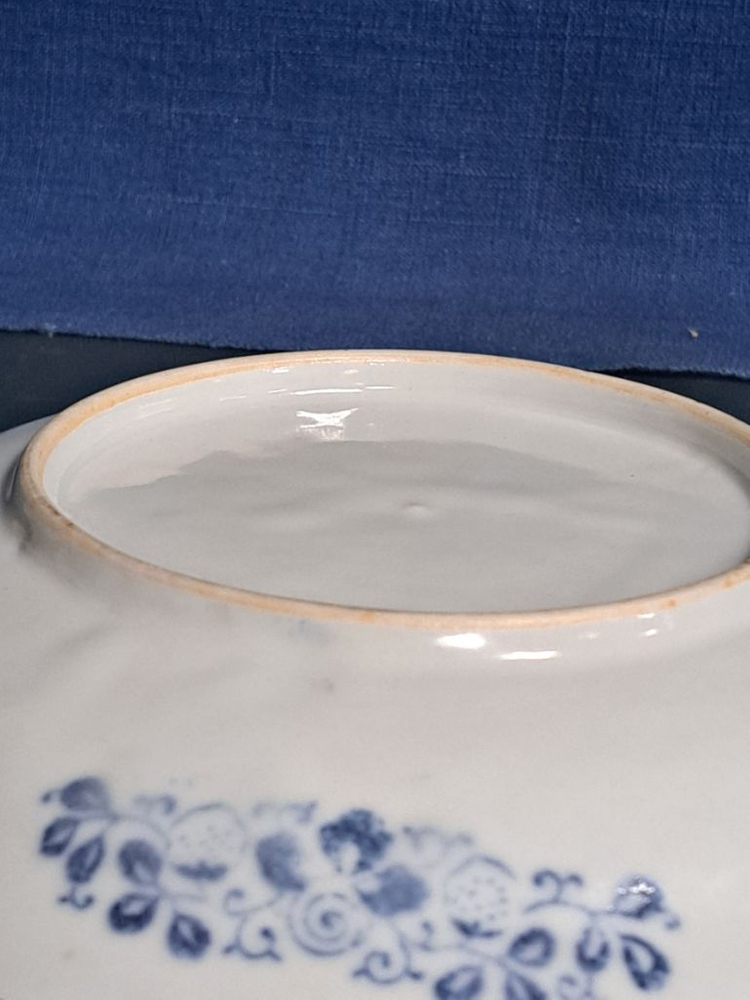 청화 백자 인물도 산수화 접시. 화형 반. 이미지