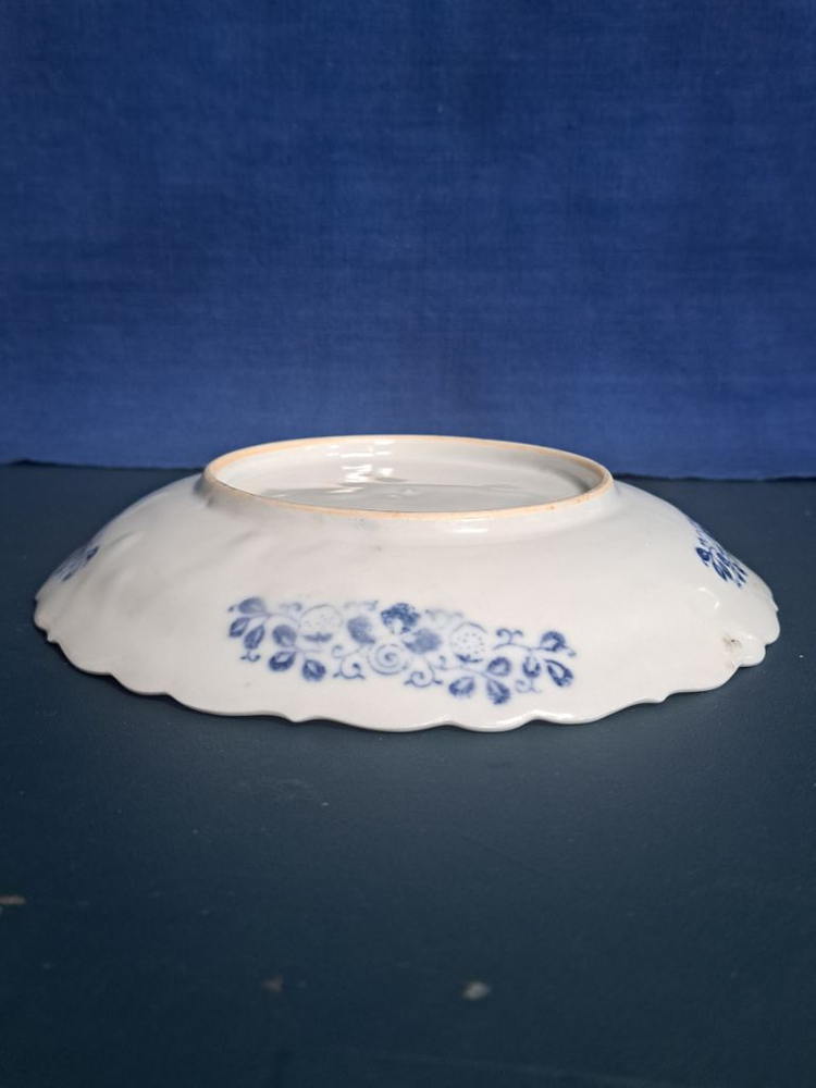 청화 백자 인물도 산수화 접시. 화형 반. 이미지