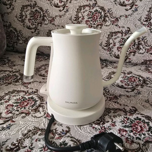 발뮤다 전기포트 이미지