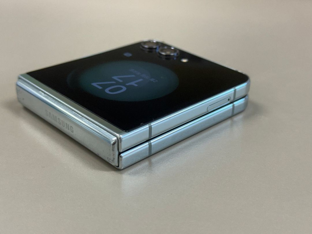 *22만원* 갤럭시Z플립5 민트 512G 파손없이 깨끗한 가성비 단말기 이미지