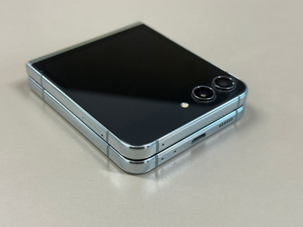 *22만원* 갤럭시Z플립5 민트 512G 파손없이 깨끗한 가성비 단말기 이미지