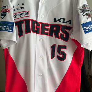 기아타이거즈 25 어센틱 홈 유니폼 박정우 선수 마킹 이미지