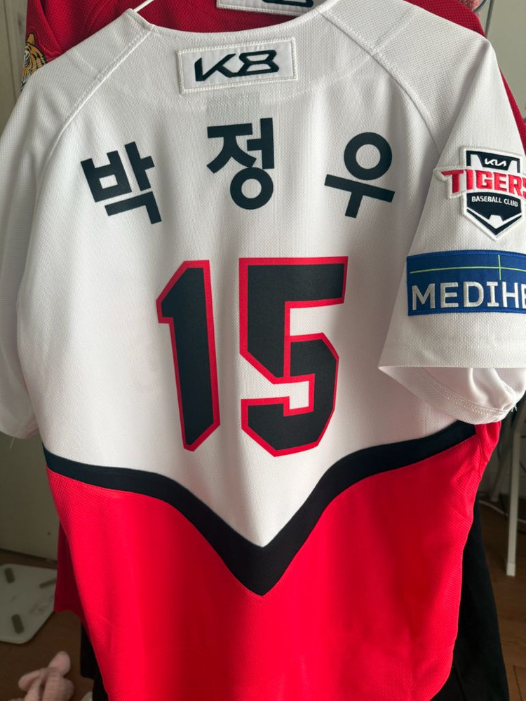 기아타이거즈 25 어센틱 홈 유니폼 박정우 선수 마킹 이미지