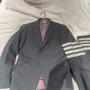 톰브라운 수트 셋업 이미지