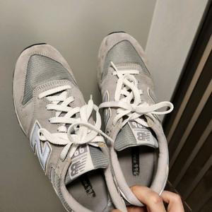 뉴발란스996 그레이 270사이즈 상태 한쪽 밑창약간분리;; 매우싸게 팝니다!! 이미지