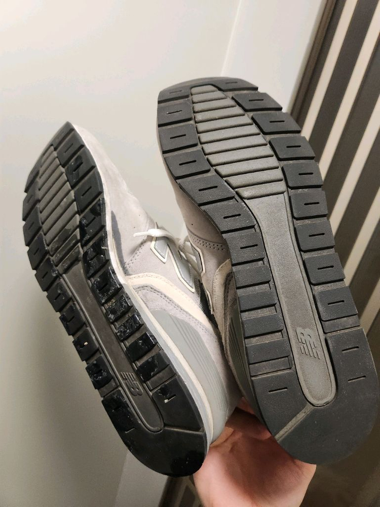 뉴발란스996 그레이 270사이즈 상태 한쪽 밑창약간분리;; 매우싸게 팝니다!! 이미지