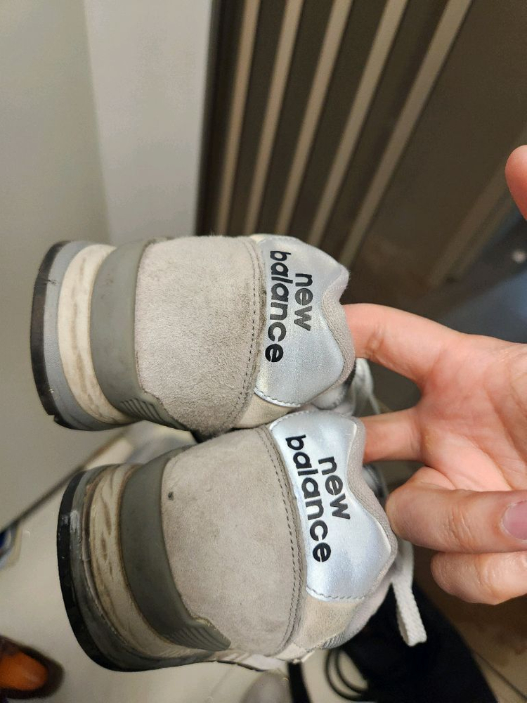 뉴발란스996 그레이 270사이즈 상태 한쪽 밑창약간분리;; 매우싸게 팝니다!! 이미지