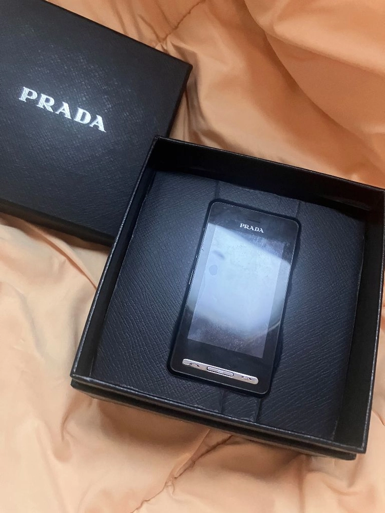 LG x PRADA 2008년도 프라다폰 이미지